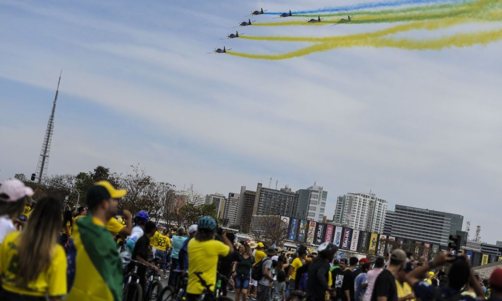 Política – Desfile em comemoração ao Bicentenário reúne multidão na Esplanada Perto das 9h, o presidente Jair Bolsonaro, chegou ao evento