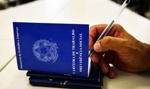 Economia – Desemprego cai para 8,7% no terceiro trimestre, revela IBGE A população ocupada somou 99,3 milhões de pessoas