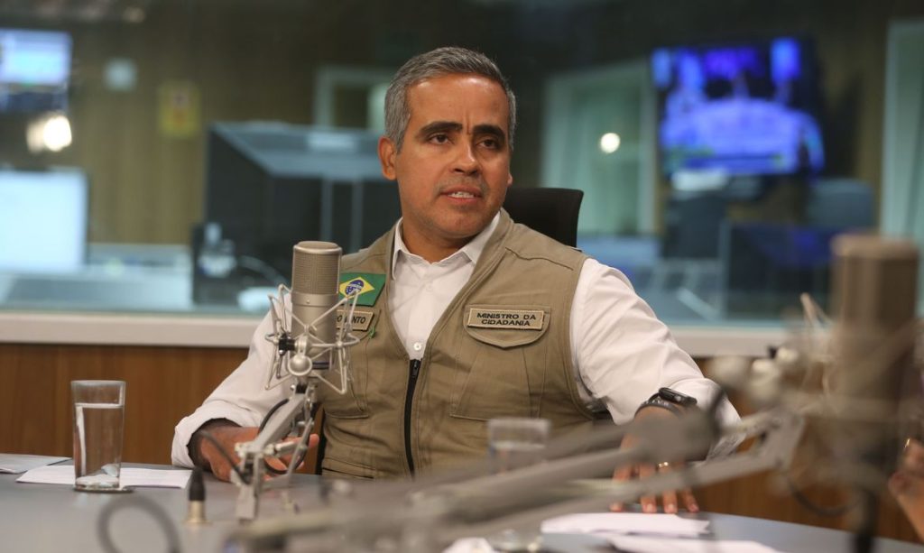Geral – Auxílio Brasil tem cerca de 500 mil beneficiários a mais em outubro Ministro da Cidadania Ronaldo Bento participou do A Voz do Brasil